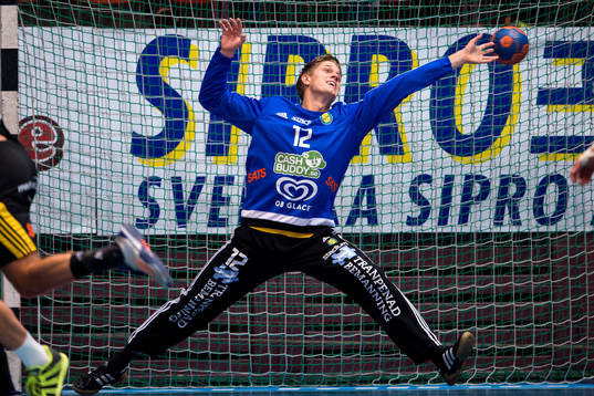 Sävehofs målvakt Peter Johannesson sträcker sig