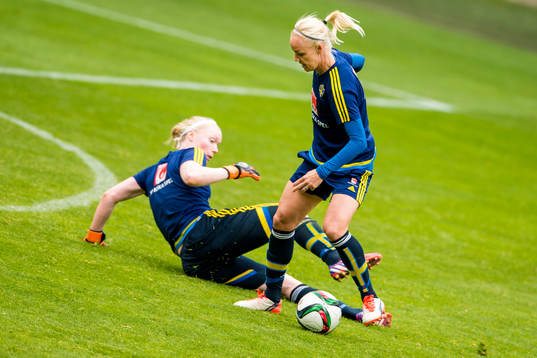 Caroline Seger dribblar förbi Sveriges målvakt Hedvig