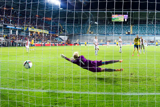Sveriges Malin Diaz (ej i bild) skjuter bollen till 3-0