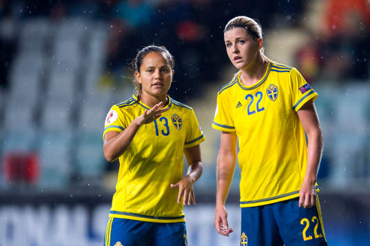 Sveriges Malin Diaz pratar med Olivia Schough