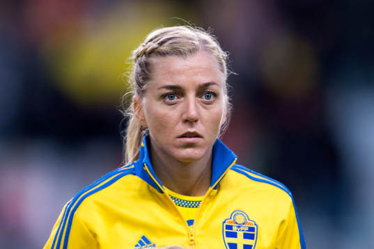 Sveriges Linda Sembrant vid lineup innan EM-kvalmatchen i