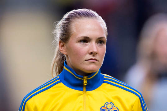 Sveriges Magdalena Ericsson vid lineup innan EM-kvalmatchen