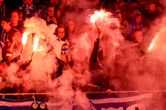 IFK Göteborgs supportrar med bengaler