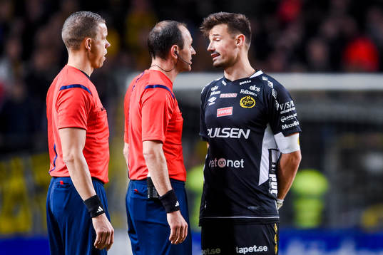Elfsborgs målvakt Kevin Stuhr Ellegaard i samtal med