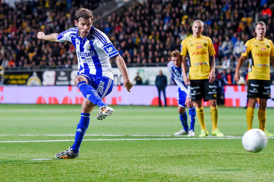 IFK Göteborgs Emil Salomonsson gör 1-1 på straff