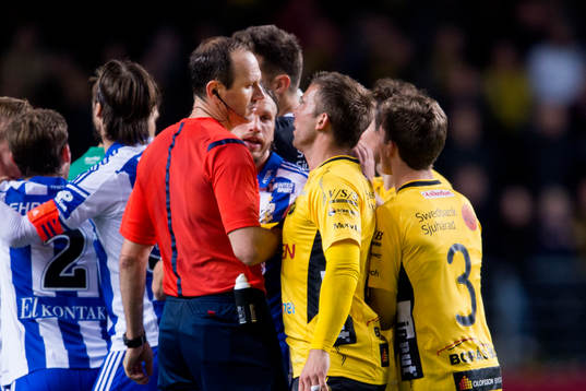 Elfsborgs Anders Svensson reagerar mot domare Jonas Eriksson
