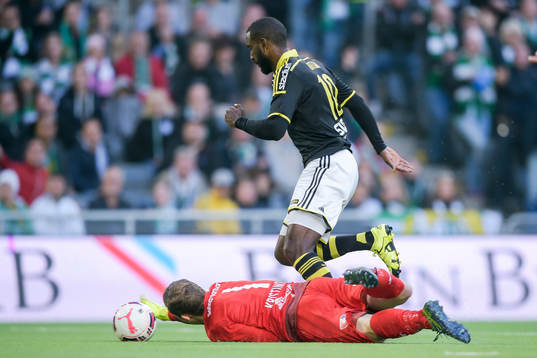 Hammarbys målvakt Ögmundur Kristinsson räddar friläge