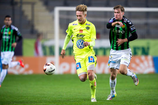 Jönköpings Jesper Svensson jagas av GAIS Arnar Bragi