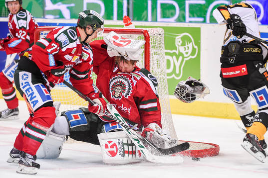 Frölundas målvakt Lars Johansson tappar hjälmnen