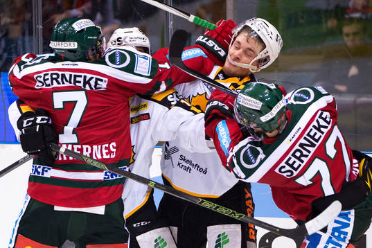 Frölundas Henrik Tömmernes och Patrik Carlsson slåss med