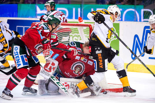 Skellefteås Adam Pettersson kör på Frölundas målvakt