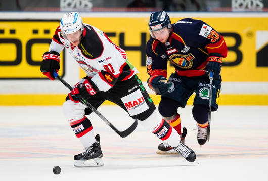 Malmö Redhawks Björn Svensson jagas av Djurgårdens Linus