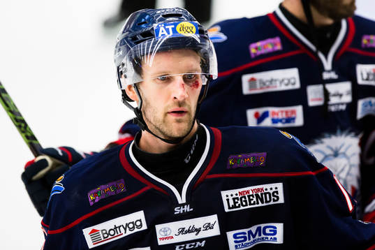 Linköpings Sebastian Karlsson blodig