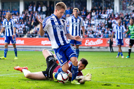 IFK Göteborgs Victor Sköld faller framför Halmstads
