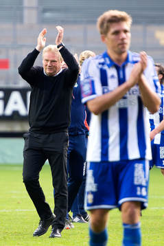 IFK Göteborgs tränare Jörgen Lennartsson tackar publiken