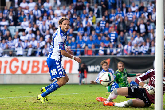 IFK Göteborgs Tom Pettersson har målchans men bollen går