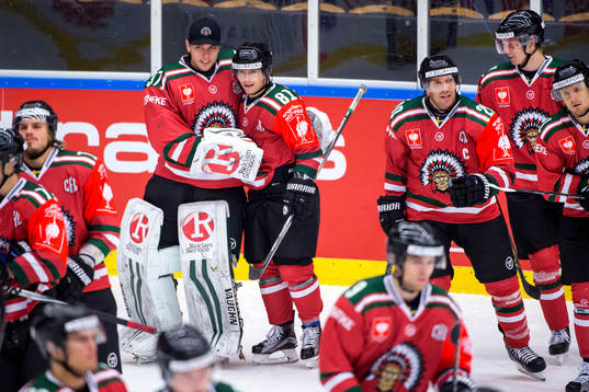 Frölundas målvakt Johan Gustafsson och Ryan Lasch jublar