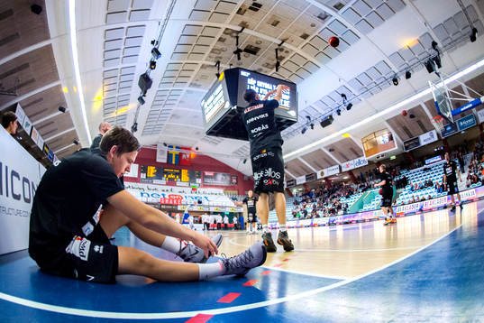 Borås spelare värmer upp in Boråshallen