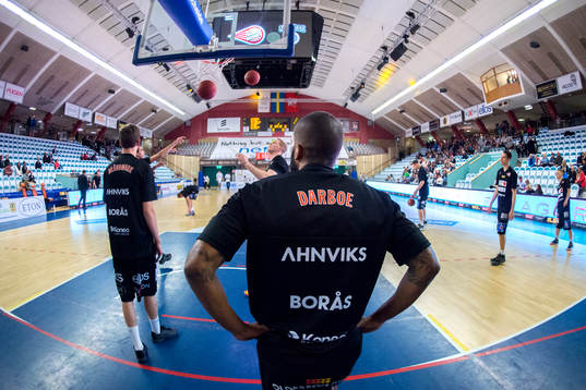 Borås spelare värmer upp in Boråshallen