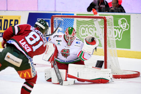 Frölundas Ryan Lasch skjuter mot Modos målvakt Adam