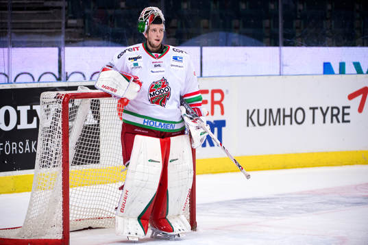 Modos målvakt Adam Reideborn deppar