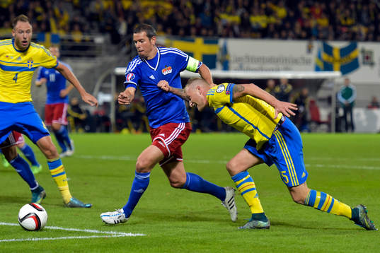 Sveriges John Guidetti och Liechtensteins Mario Frick