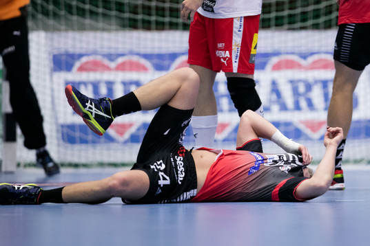 Drotts Nikola Stojcevski ligger på marken