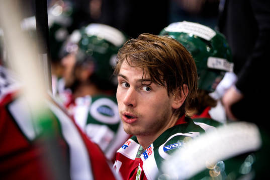 Frölundas Johan Sundström i båset utan hjälm