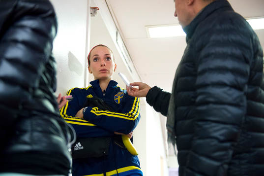 Sveriges Kosovare Asllani blir intervjuad