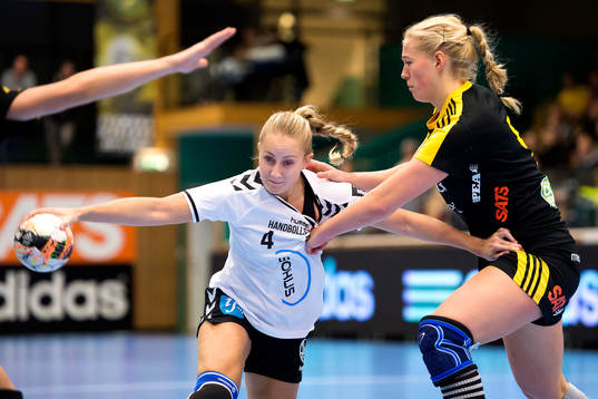 Heids Rebecka Karlsson i kamp om bollen med Sävehofs Julia