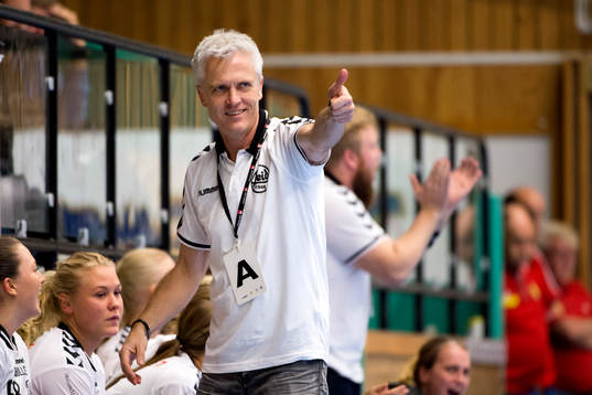 Heids  tränare Rustan Lundbäck gör tummar upp