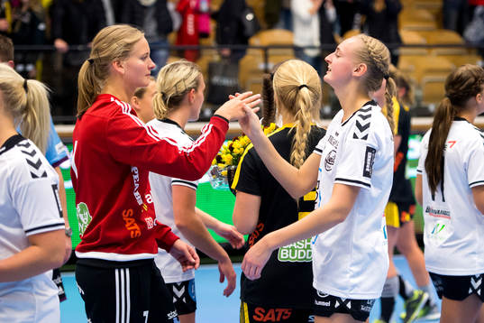 Sävehofs målvakt Johanna Bundsen och Heids Kristina