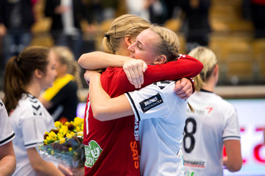 Sävehofs målvakt Johanna Bundsen och Heids Kristina