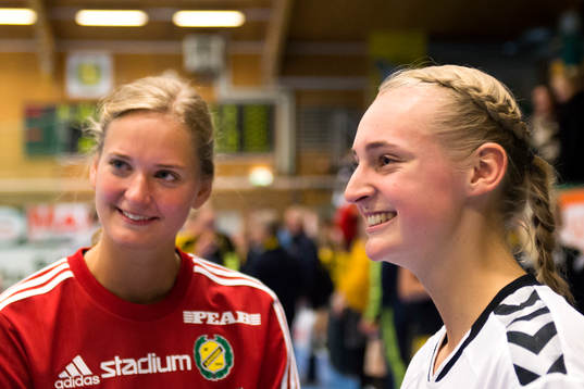 Sävehofs målvakt Johanna Bundsen och Heids Kristina