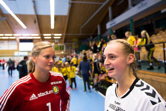 Sävehofs målvakt Johanna Bundsen och Heids Kristina