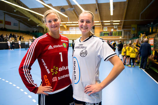 Sävehofs målvakt Johanna Bundsen och Heids Kristina