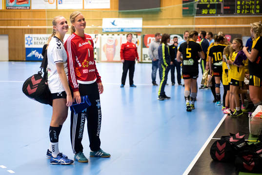 Sävehofs målvakt Johanna Bundsen och Heids Kristina