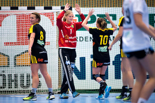 Sävehofs målvakt Johanna Bundsen jublar