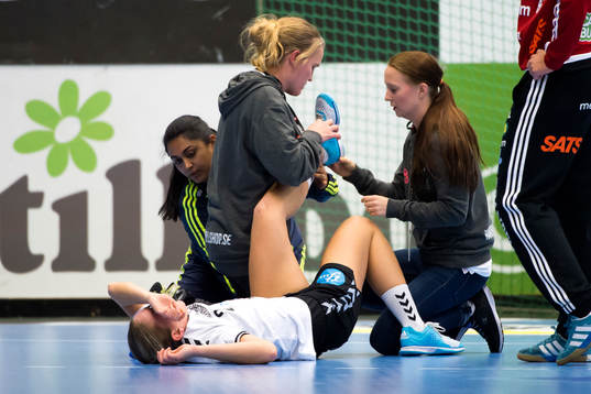 Heids Sara Fridman ligger skadad på planen