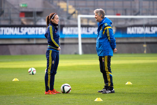 Sveriges Kosovare Asllani och förbundskapten Pia Sundhage