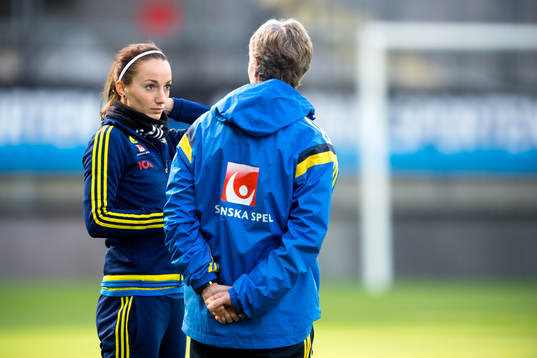 Sveriges Kosovare Asllani och förbundskapten Pia Sundhage