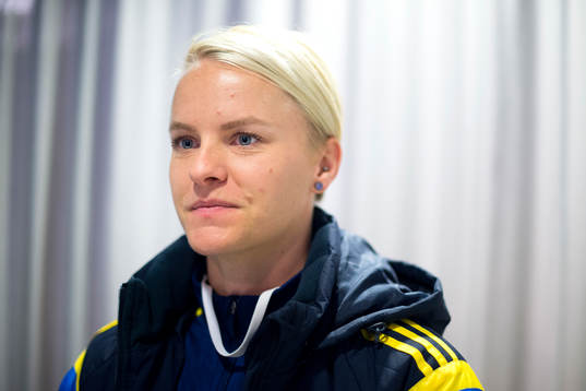 Sveriges Nilla Fischer bli intervjuad innan en träning med