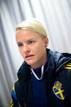 Sveriges Nilla Fischer bli intervjuad innan en träning med