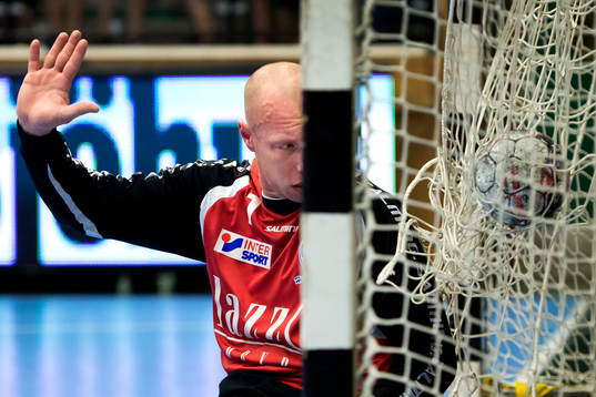 Skövdes målvakt Robert Lechte deppar