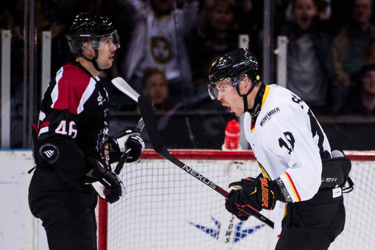 Brynäs Anssi Salmela (th) jublar