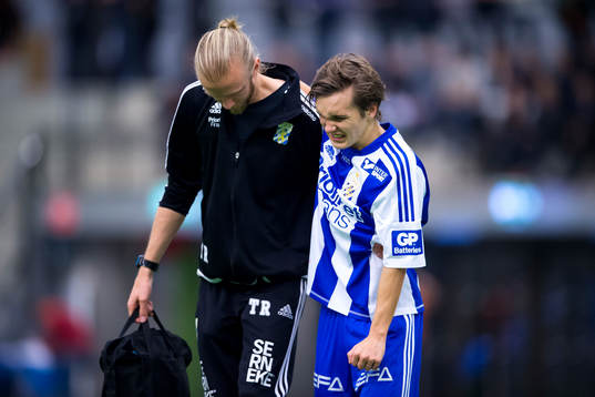 IFK Göteborgs Patrik Karlsson Lagemyr går av planen skadad