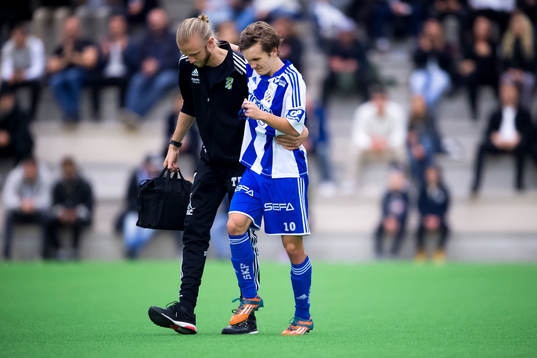 IFK Göteborgs Patrik Karlsson Lagemyr går av planen skadad