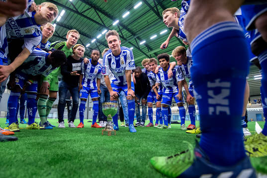 IFK Göteborgs spelare med pokalen