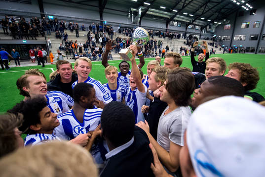 IFK Göteborgs spelare jublar med pokalen
