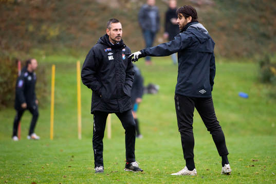 Örgrytes tränare Marcus Lantz pratar med George Mourad